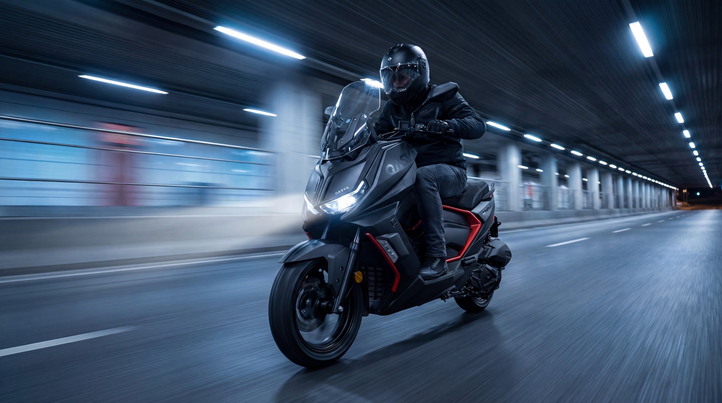 Burnout GT-X 125 in Dark Fire — Sportroller im Showroom.
